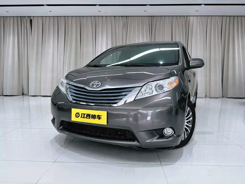 Toyota Sienna 2017 — фото 1