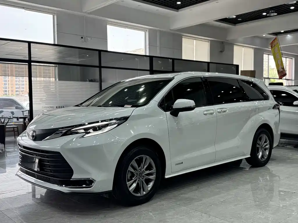 Toyota Sienna 2023 — фото 1