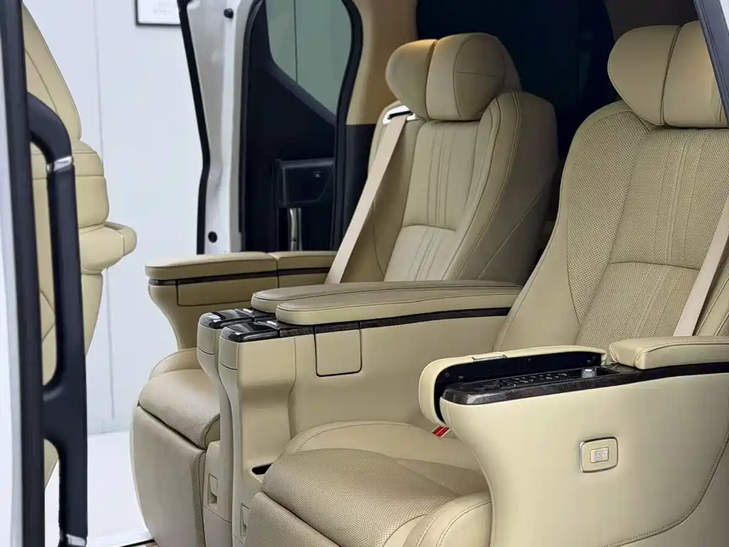 Toyota Alphard 2023 — фото 8