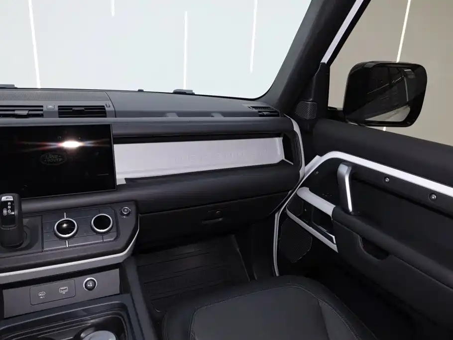 Land Rover Defender 2024 — фото 28