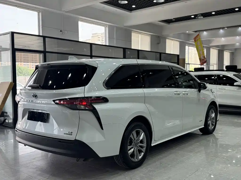 Toyota Sienna 2023 — фото 7