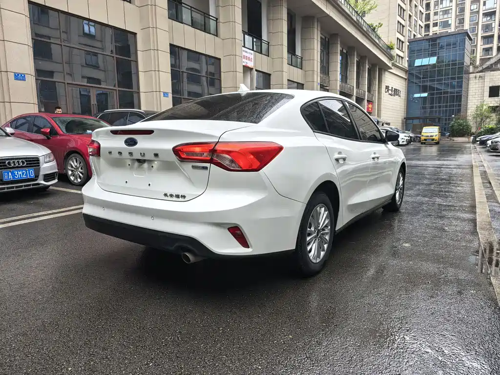 Ford Focus 2019 — фото 12