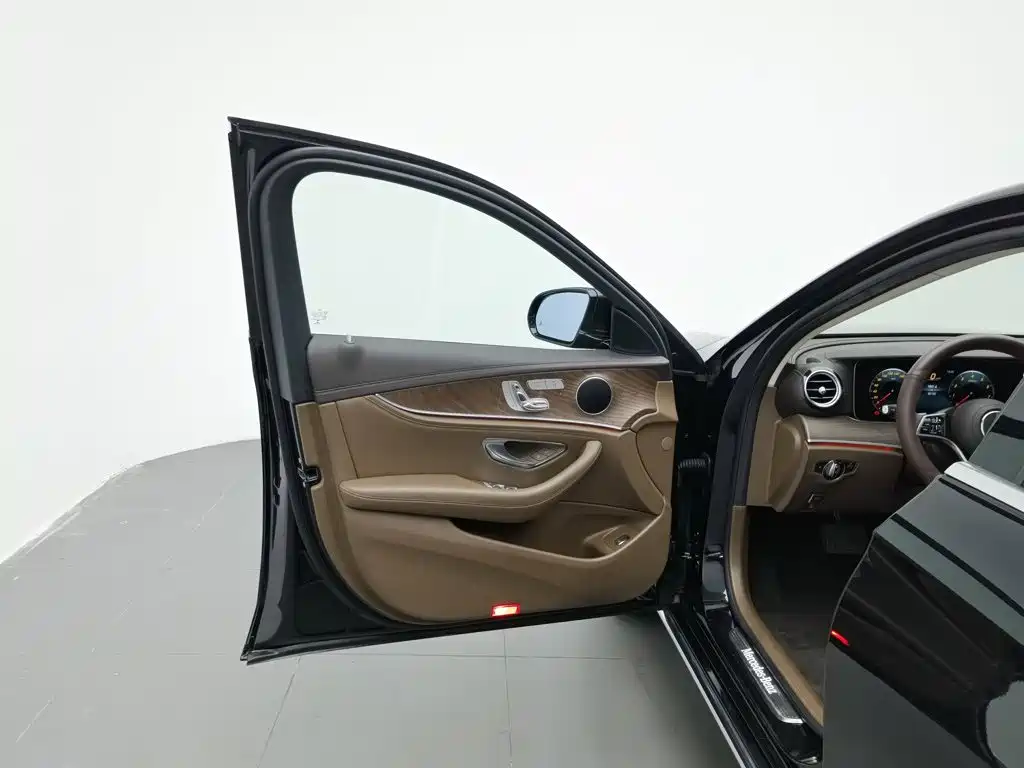 Mercedes-Benz E-Class 2022 — фото 8
