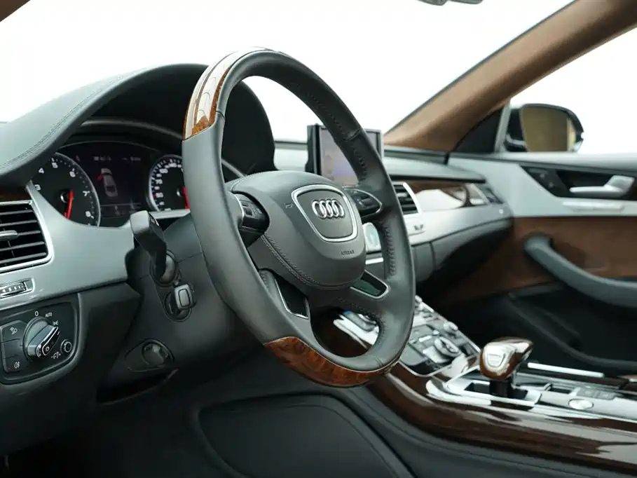 Audi A8 2015 — фото 34