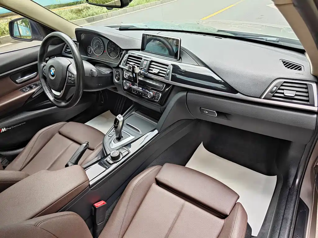 BMW 3 Series 2018 — фото 9