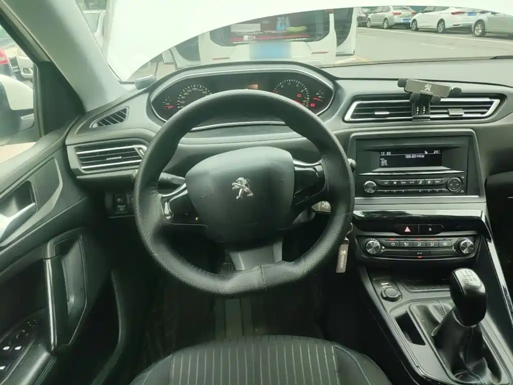 Peugeot 308 2018 — фото 11