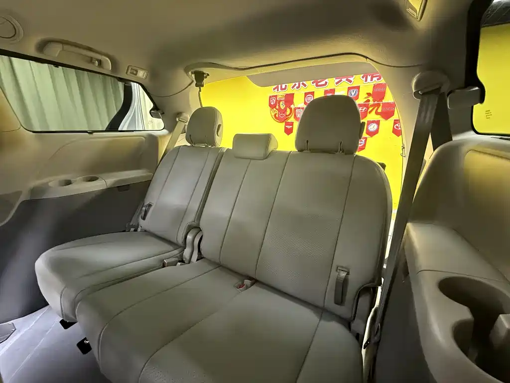 Toyota Sienna 2016 — фото 29