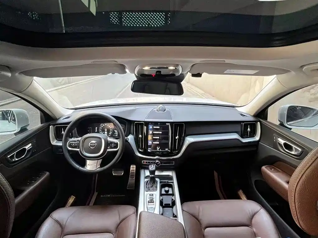 Volvo XC60 2018 — фото 11