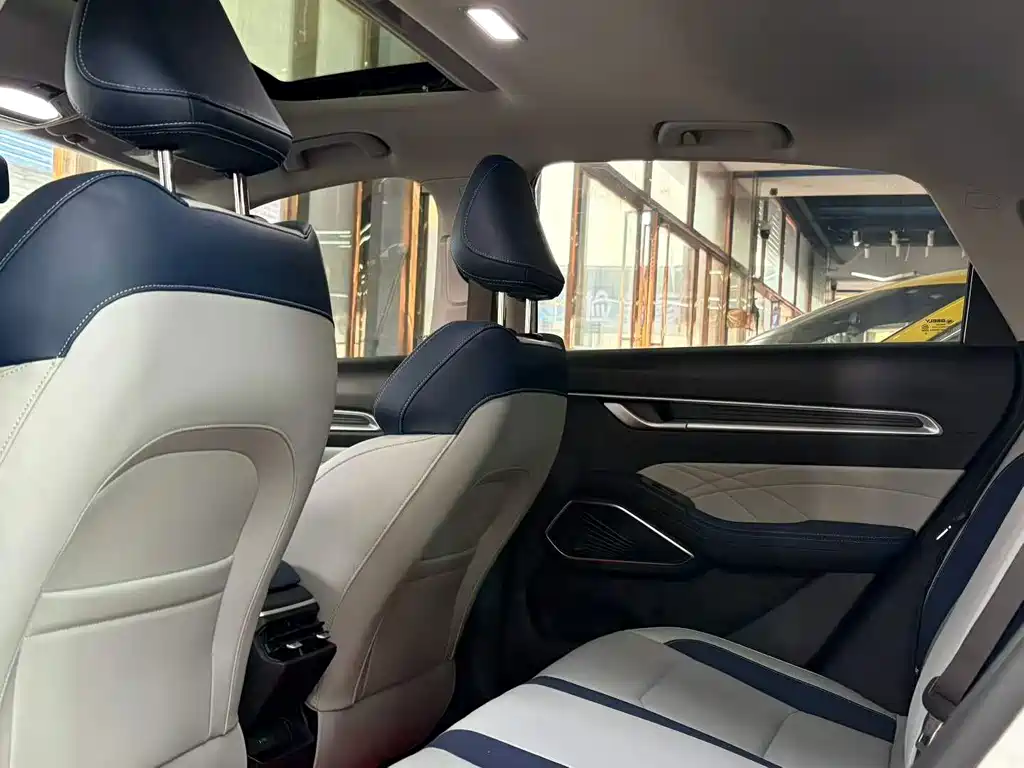 Geely Emgrand 2022