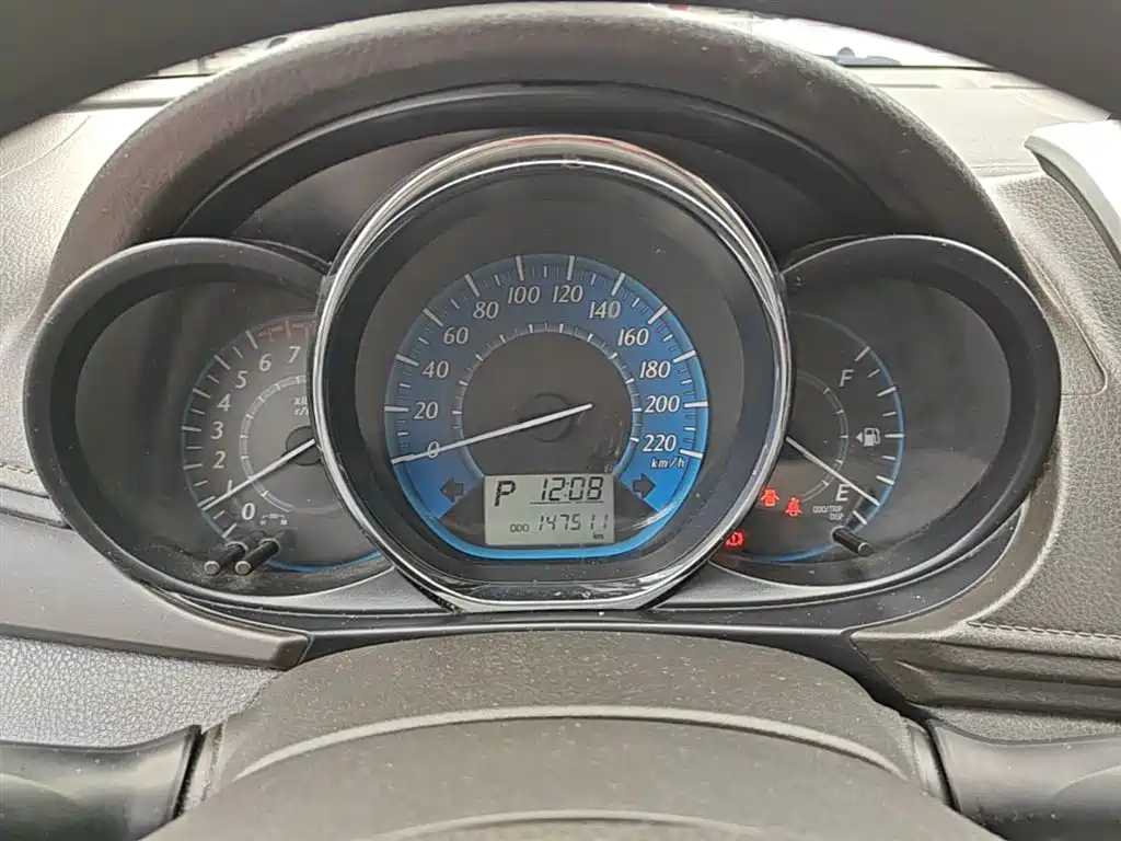 Toyota Yaris L 2015 — фото 12