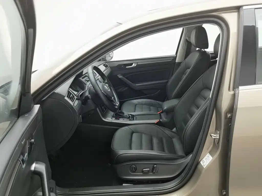 Volkswagen Passat 2017 — фото 10