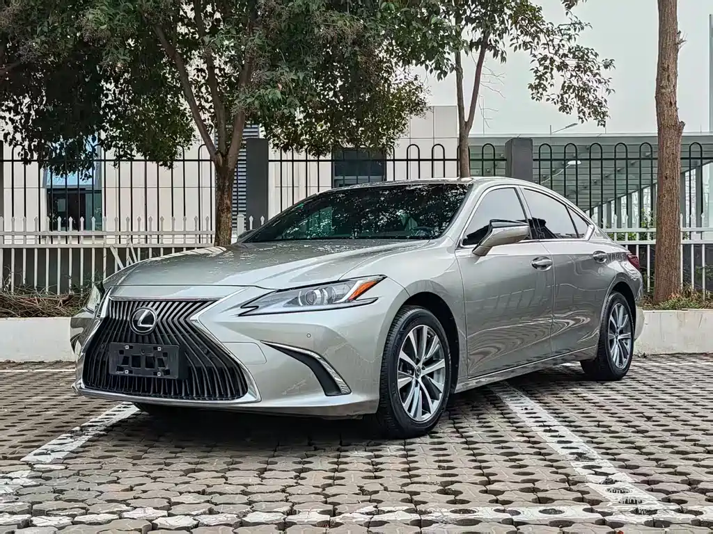 Lexus ES 2021 — фото 1