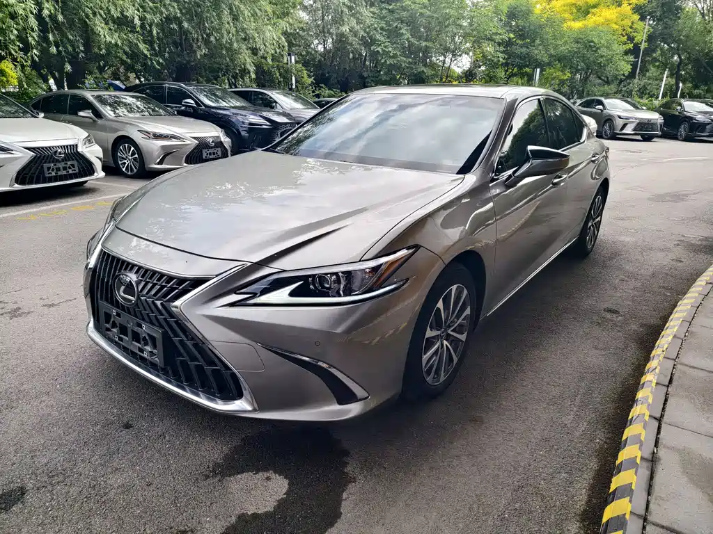 Lexus ES 2023 — фото 1
