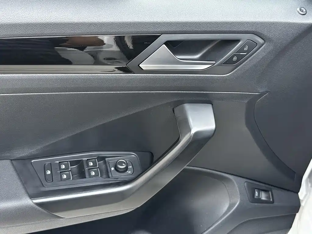 Volkswagen T-Roc 2023 — фото 8