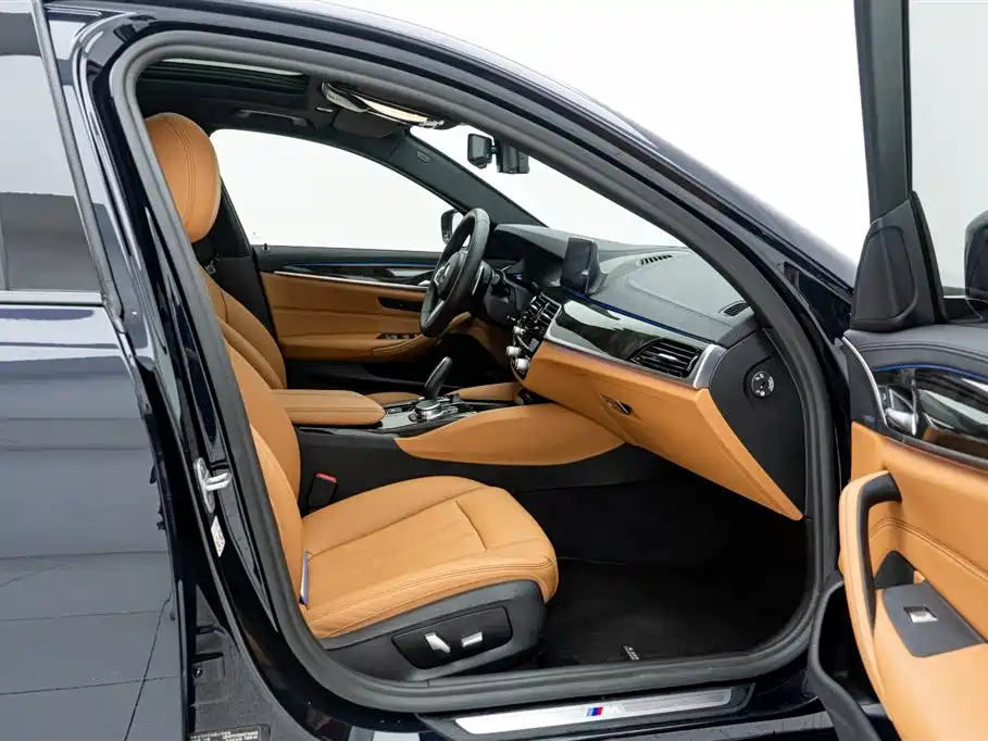 BMW 5 Series 2019 — фото 17