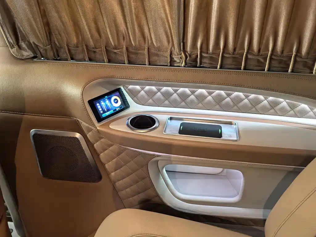 Mercedes-Benz V-Class 2020 — фото 26