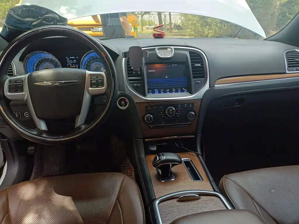 Chrysler 300C 2016 — фото 13