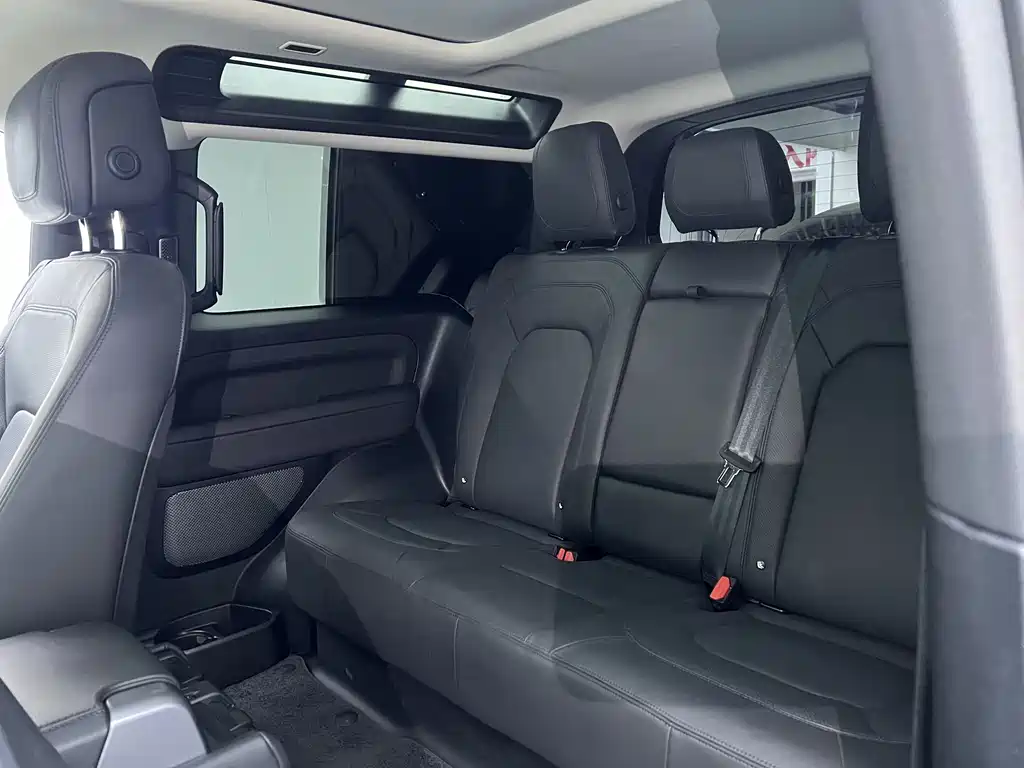 Land Rover Defender 2023 — фото 23