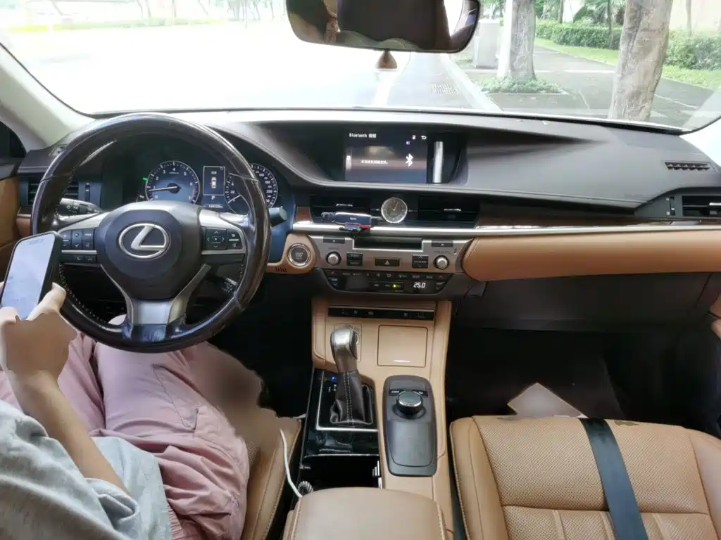 Lexus ES 2015 — фото 13