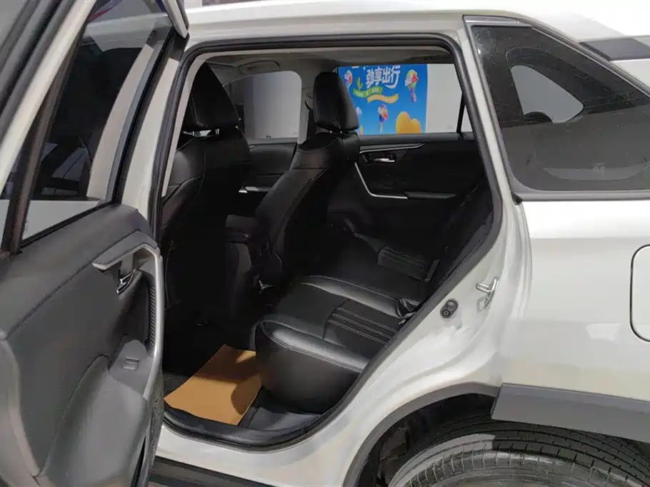 Toyota RAV4 2023 — фото 11