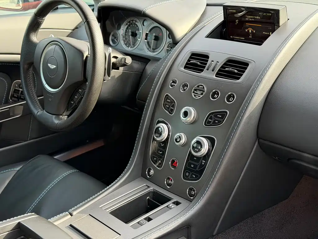 Aston Martin V8 Vantage 2016 — фото 18