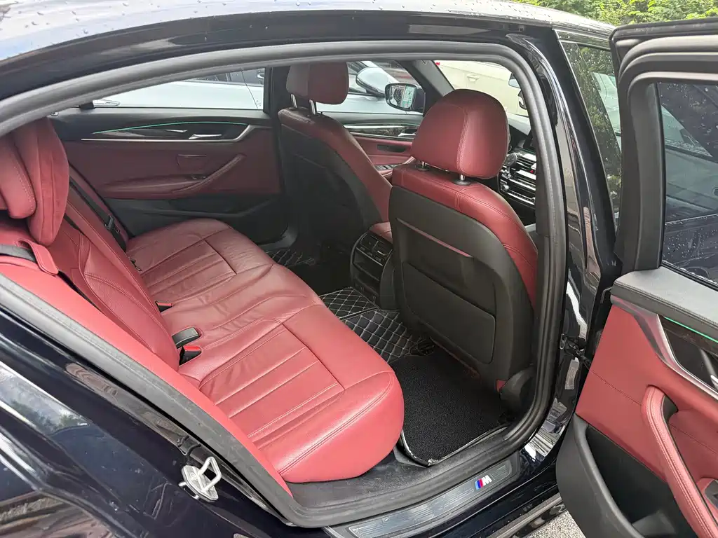 BMW 5 Series 2019 — фото 13