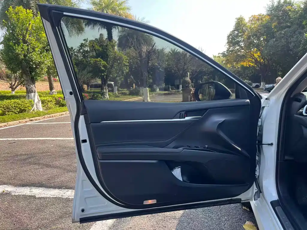 Toyota Camry 2023 — фото 13