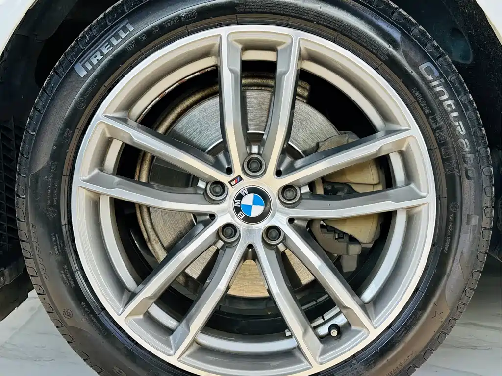BMW 5 Series 2019 — фото 19