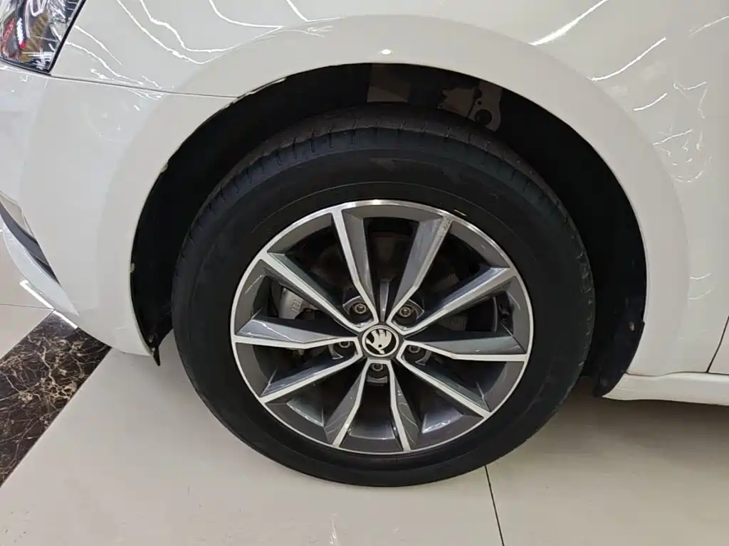 Skoda Octavia 2021 — фото 23