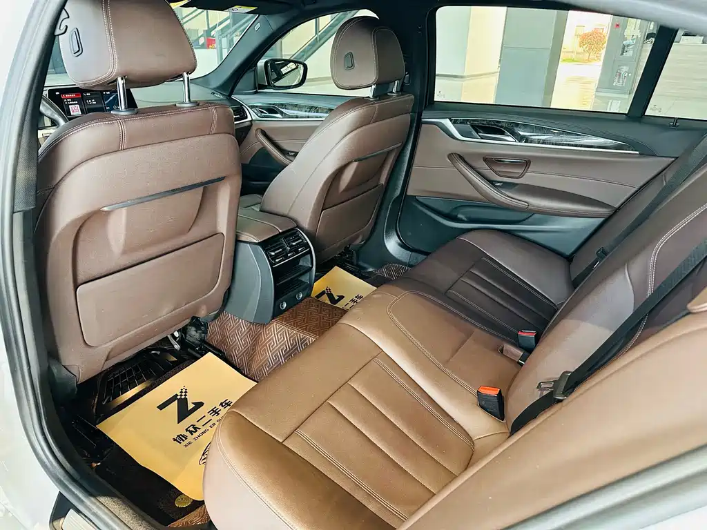BMW 5 Series 2019 — фото 16
