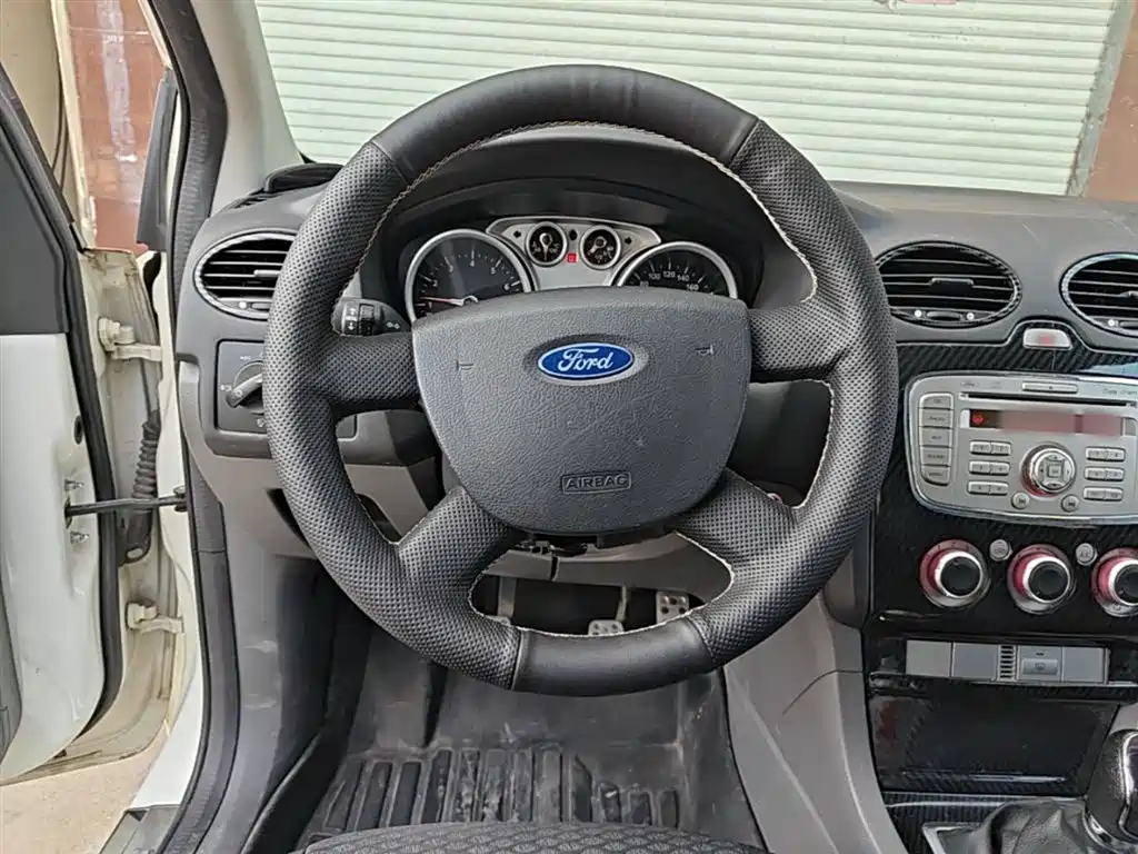 Ford Focus 2014 — фото 11