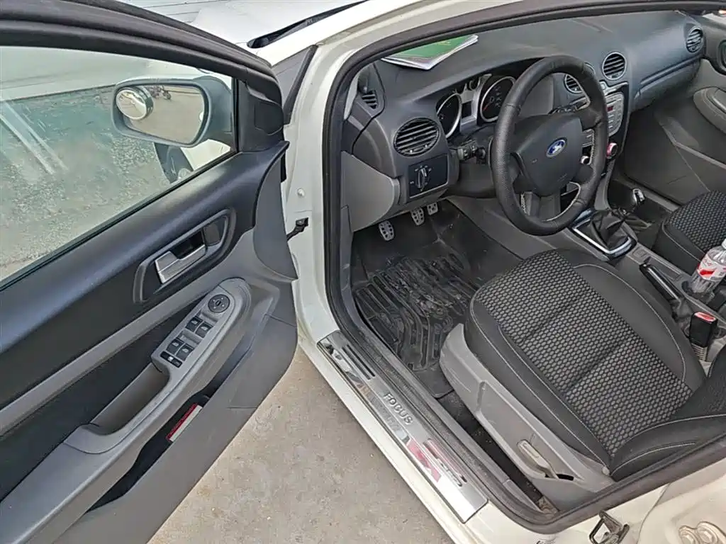 Ford Focus 2014 — фото 16