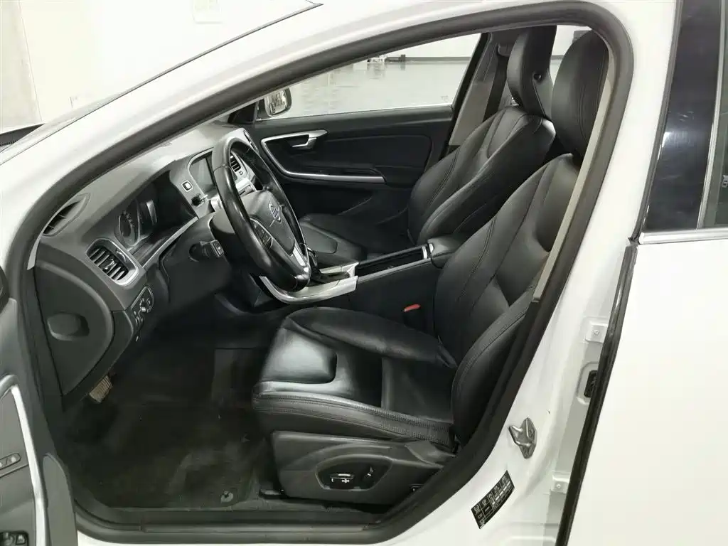 Volvo S60 2015 — фото 10