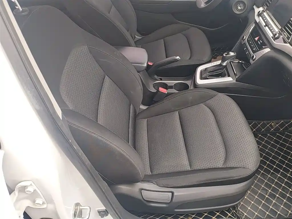 Hyundai Elantra 2018 — фото 25