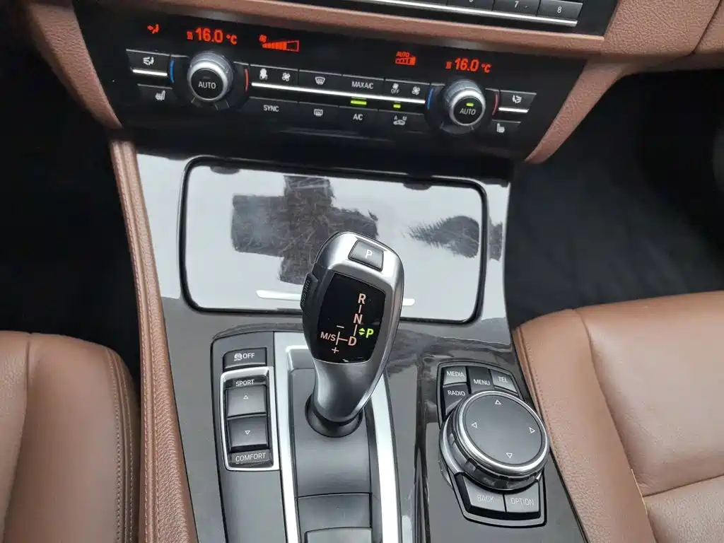 BMW 5 Series 2015 — фото 13