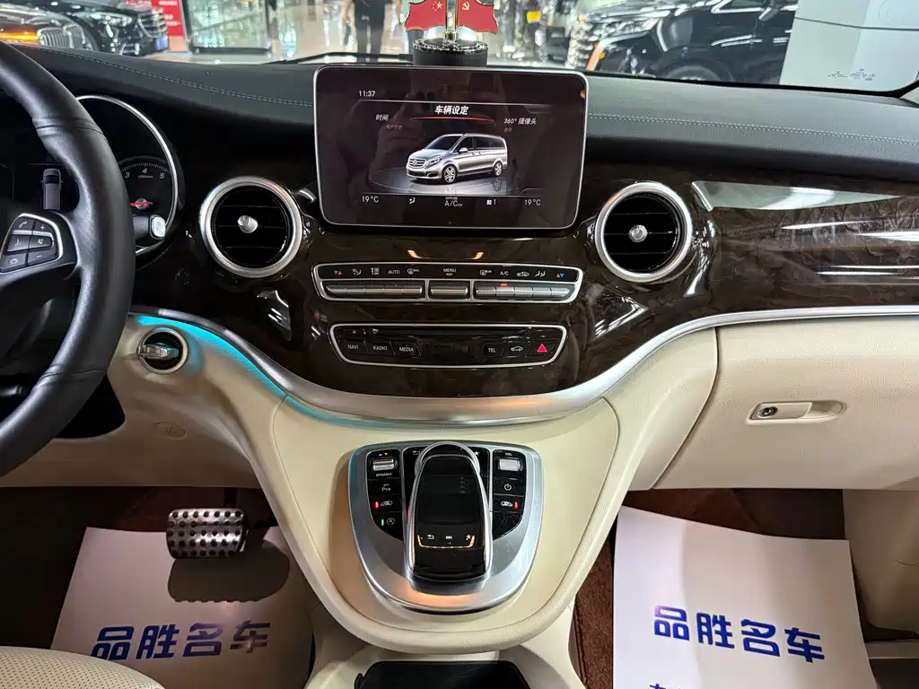 Mercedes-Benz V-Class 2018 — фото 13
