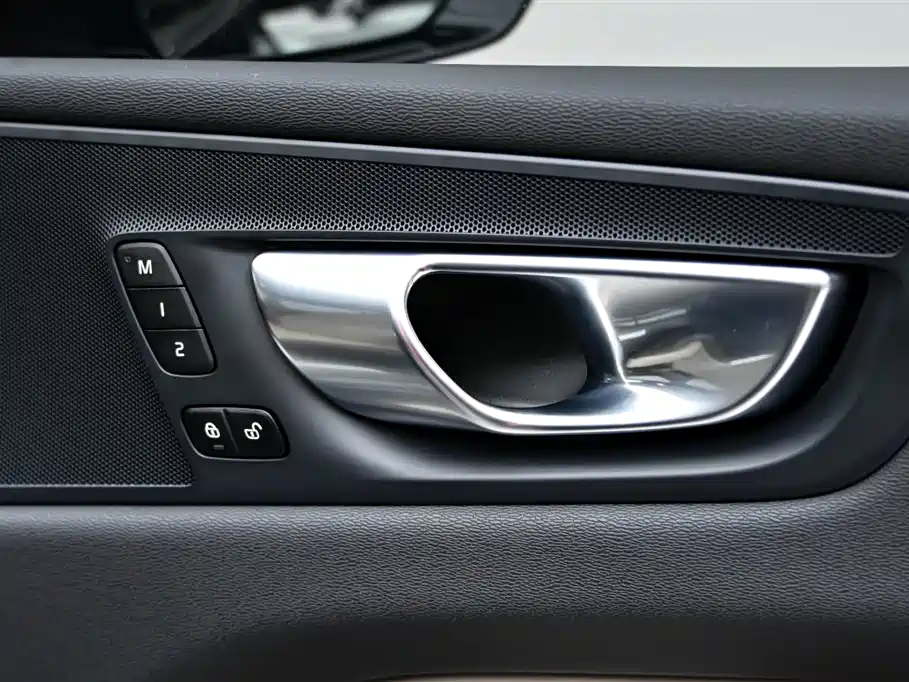 Volvo XC60 2025 — фото 28
