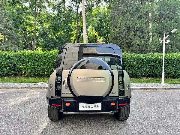 Land Rover Defender 2025
