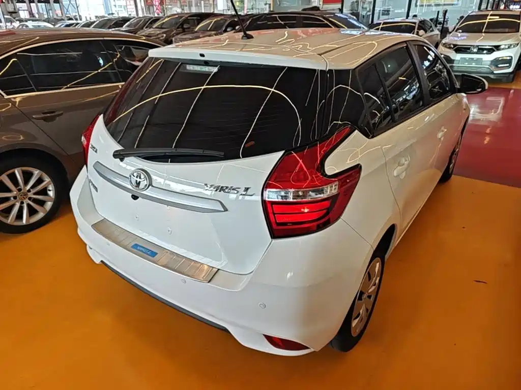 Toyota Yaris L 2021