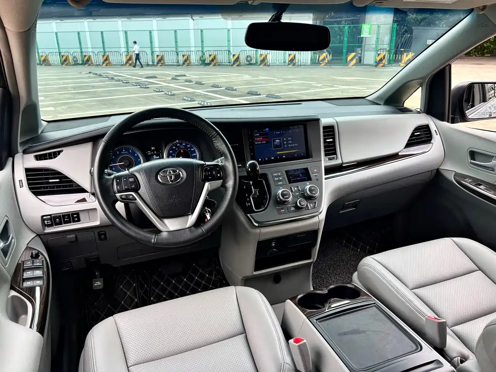 Toyota Sienna 2018 — фото 21