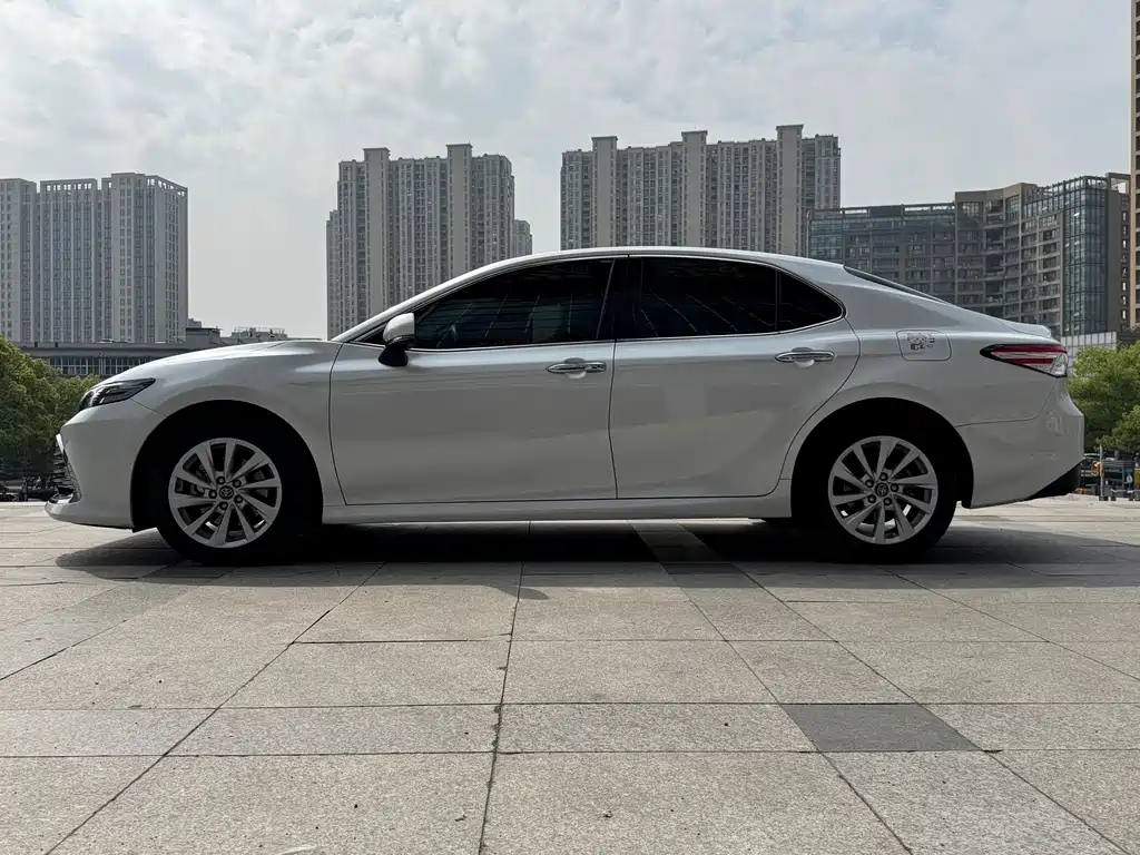 Toyota Camry 2022 — фото 7