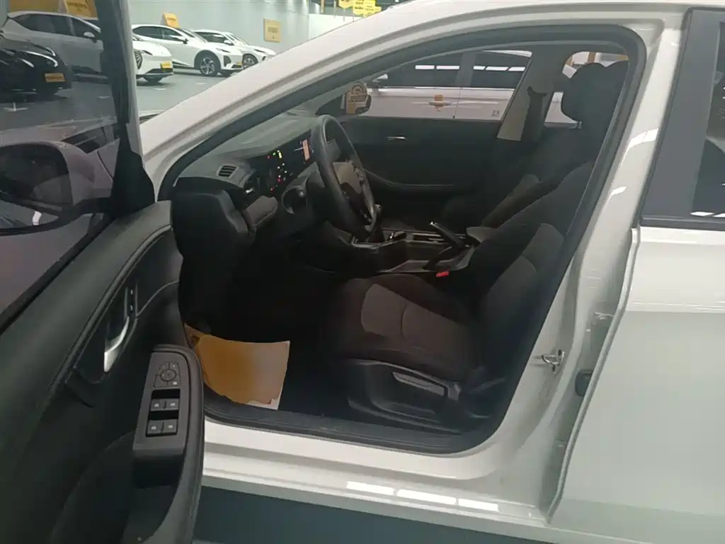 Roewe i5 2025 — фото 15