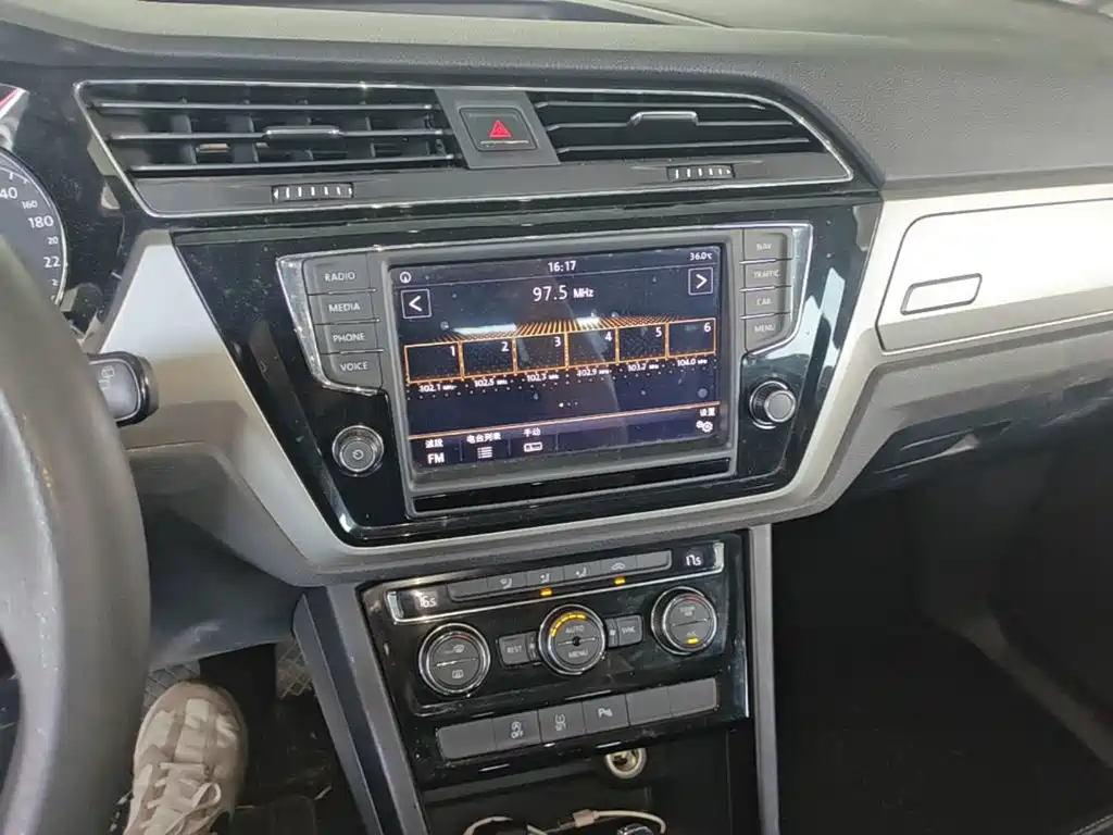 Volkswagen Touran 2018 — фото 13