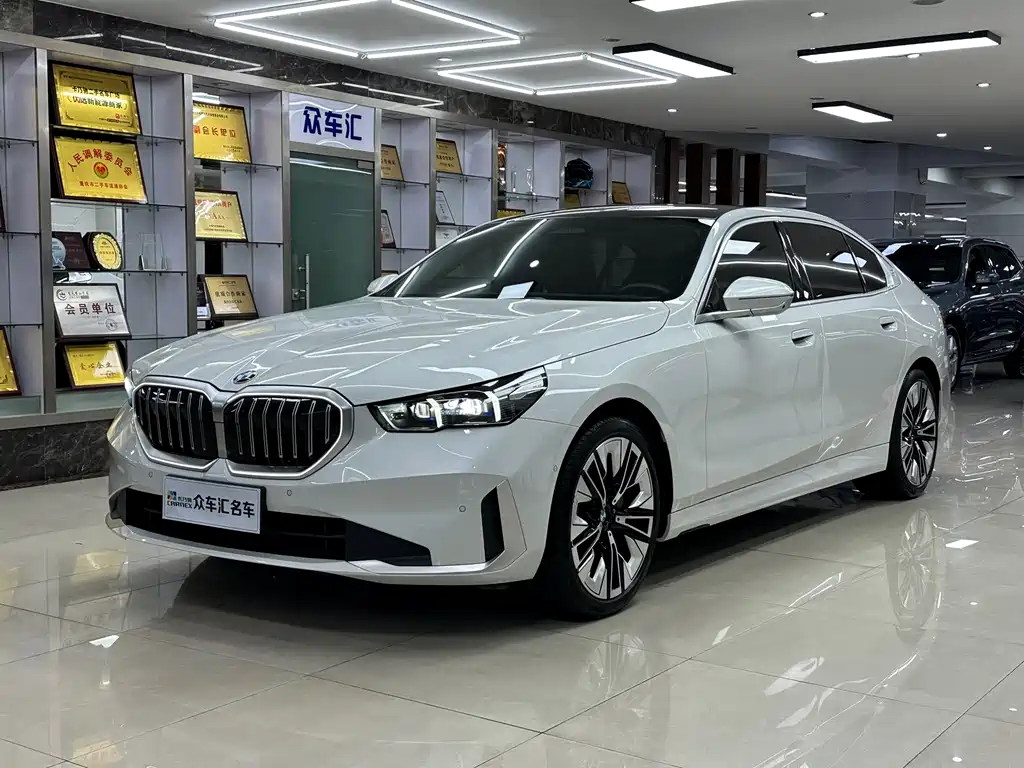 BMW 5 Series 2024 — фото 1