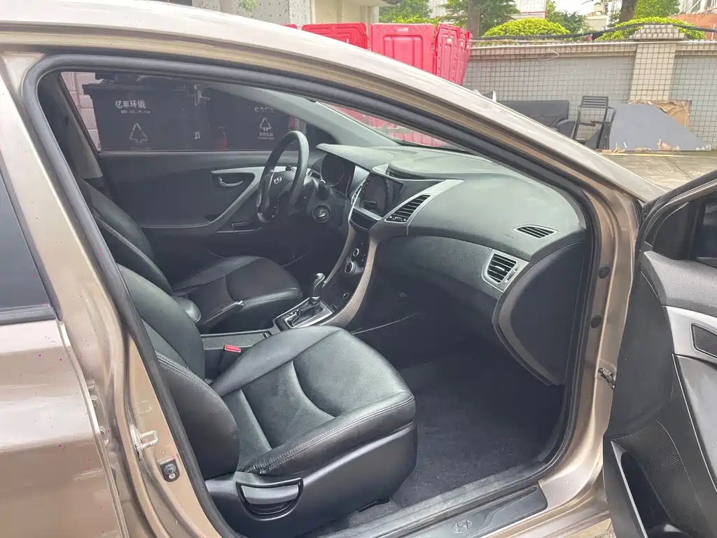 Hyundai Elantra 2016 — фото 17