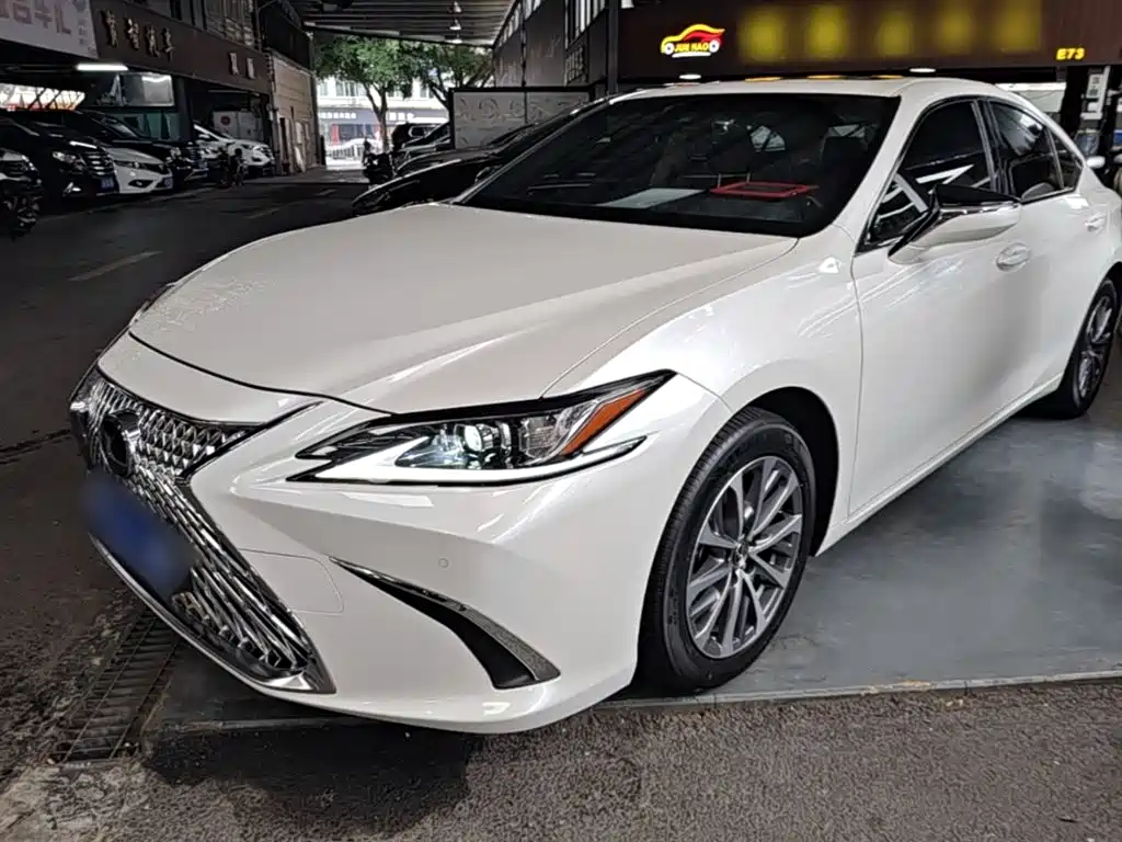 Lexus ES 2022 — фото 1