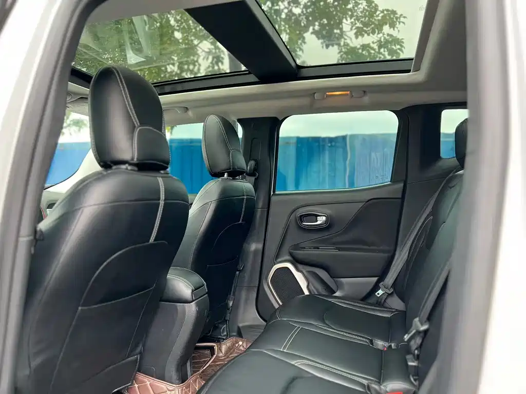 Jeep Renegade 2018 — фото 10