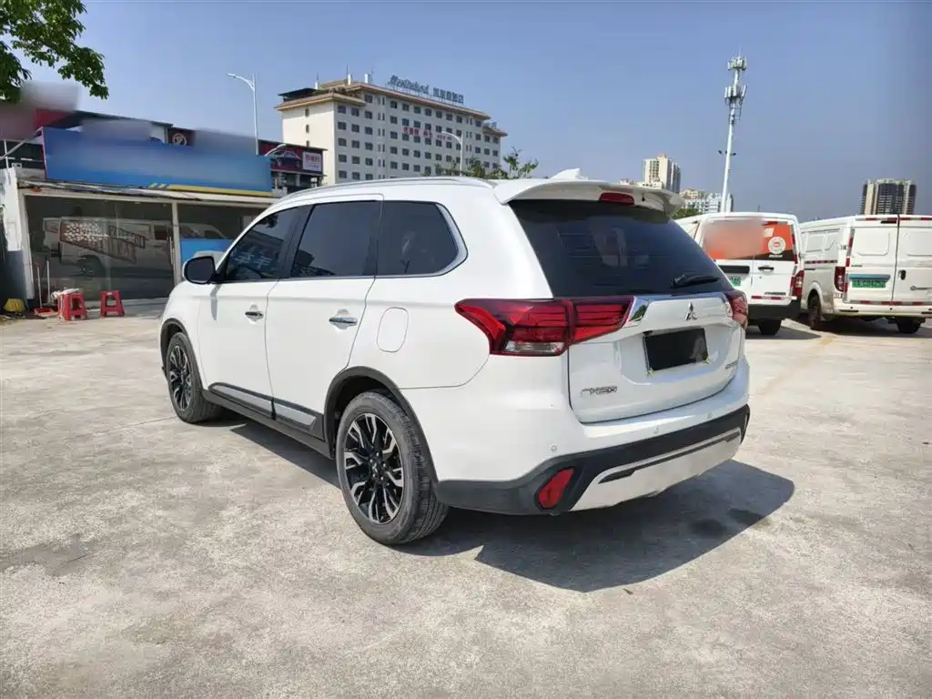 Mitsubishi Outlander 2020 — фото 14
