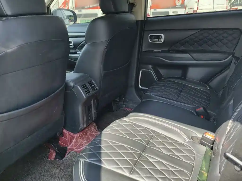 Mitsubishi Outlander 2020 — фото 17