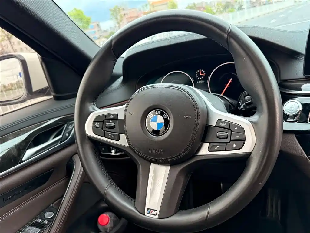 BMW 5 Series 2019 — фото 15